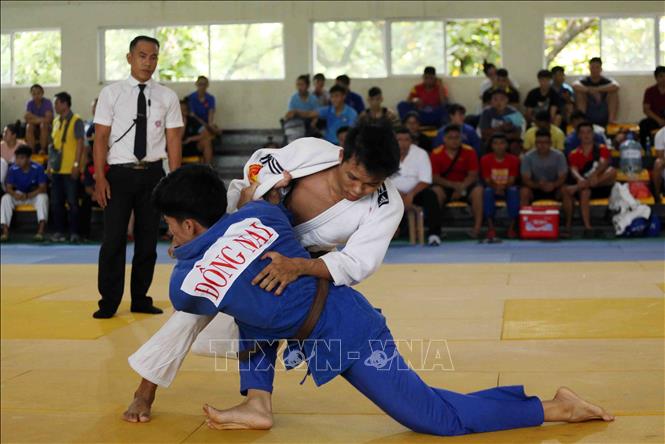 Trong ảnh: Vận động viên nam thi đấu đối kháng tại Giải Vô địch Judo toàn quốc năm 2019. Ảnh: Trần Lê Lâm - TTXVN 