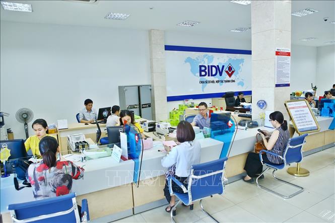 KBNN Quảng Bình áp dụng đa dạng các hình thức thu nộp NSNN qua ngân hàng, qua thiết bị chấp nhận thẻ POS, quầy rút tiền tự động ATM, Internet, thu phạt vi phạm hành chính qua bưu điện. Trong ảnh: Điểm thu NSNN tại Ngân hàng TMCP Đầu tư và Phát triển Việt Nam (BIDV) chi nhánh Đồng Hới (Quảng Bình). Ảnh: Minh Quyết - TTXVN