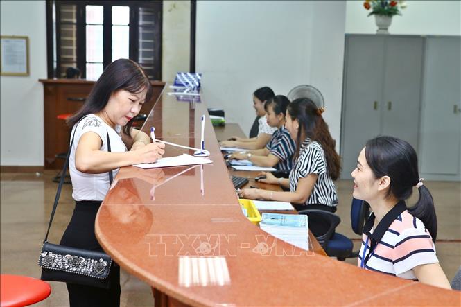 Trong ảnh: Đến nay, KBNN Quảng Bình đã triển khai thành công mô hình “một cửa, một giao dịch viên” với quy trình đơn giản, thuận tiện, nâng cao vai trò, trách nhiệm của công chức kiểm soát chi, hạn chế được tình trạng sách nhiễu, gây khó khăn cho khách hàng. Ảnh: Minh Quyết – TTXVN