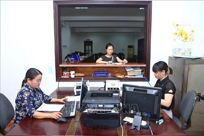 Trong ảnh: Khách đến giao dịch tại KBNN Quảng Bình. Ảnh: Minh Quyết – TTXVN