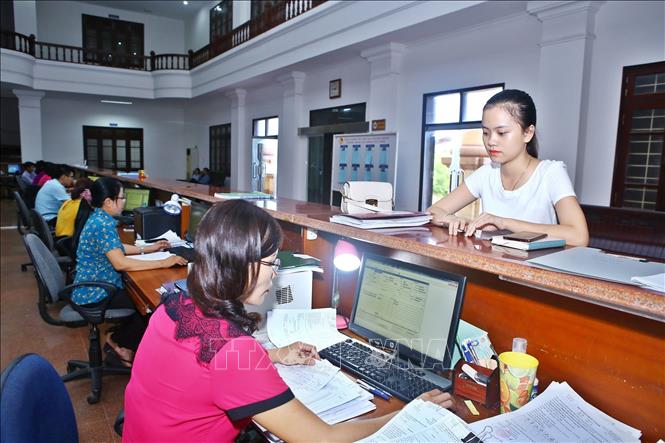 Trong ảnh: Khách đến giao dịch tại KBNN Quảng Bình. Ảnh: Minh Quyết – TTXVN