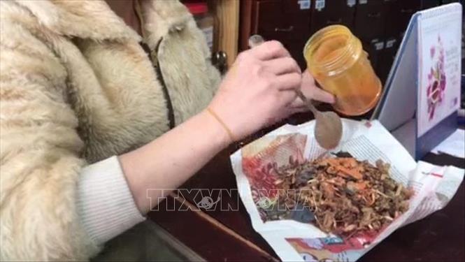 Trong ảnh: Gói thuốc bắc dùng để xông nhà khiến bệnh nhân vị nhiễm độc thạch tín (asen). Ảnh: TTXVN phát