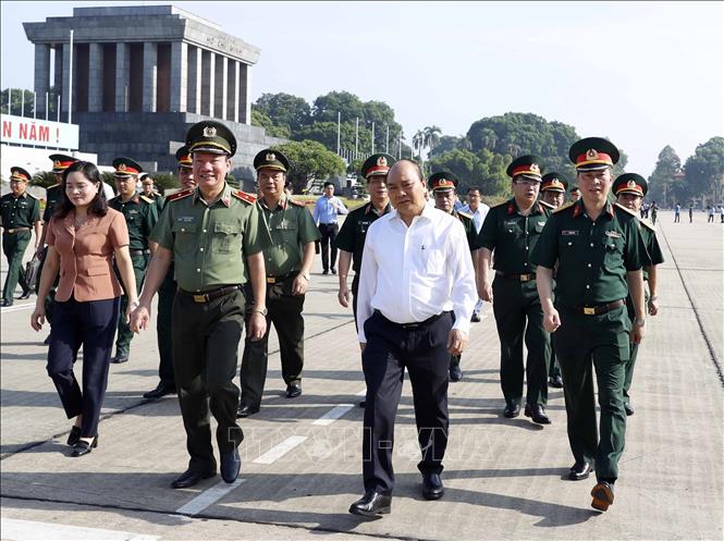 Photo: Prime Minister Nguyen Xuan Phuc during the inspection. VNA Photo: Thống Nhất