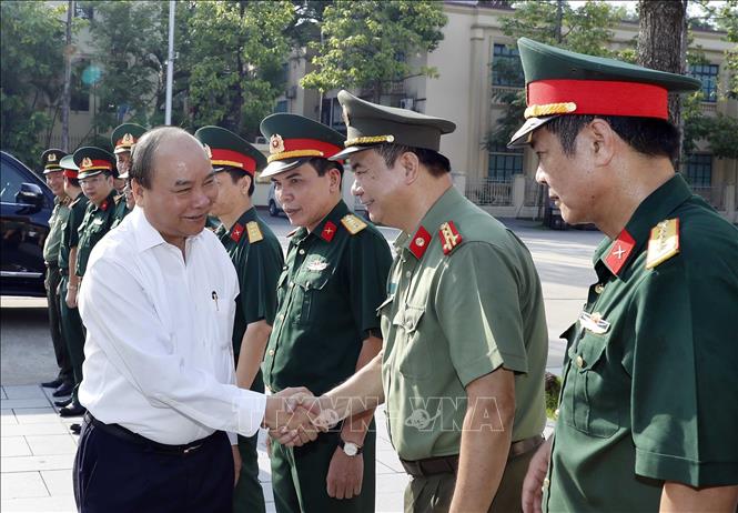 Photo: Prime Minister Nguyen Xuan Phuc with the mausoleum’s leaders and officers. VNA Photo: Thống Nhất