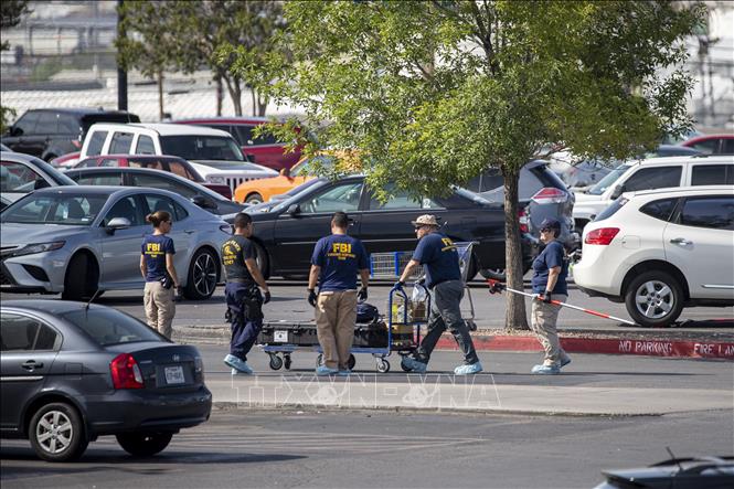 Trong ảnh: Các điều tra viên làm nhiệm vụ tại hiện trường vụ xả súng ở El Paso, bang Texas, Mỹ ngày 5/8/2019. Ảnh: THX/TTXVN