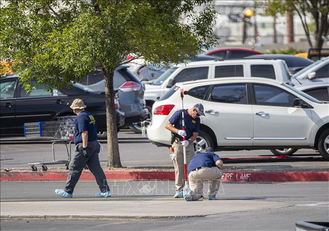 Trong ảnh: Các điều tra viên thu thập chứng cứ tại hiện trường vụ xả súng ở El Paso, bang Texas, Mỹ ngày 5/8/2019. Ảnh: THX/TTXVN