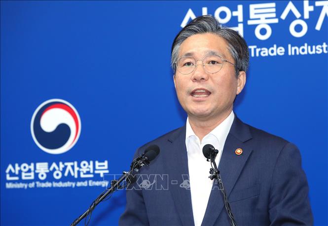 Trong ảnh: Bộ trưởng Công nghiệp, Thương mại và Tài nguyên Hàn Quốc Sung Yun-mo trong cuộc họp báo công bố một số mặt hàng xuất khẩu mới nhằm loại Nhật Bản khỏi danh sách đối tác thương mại tin cậy, tại Seoul ngày 12/8/2019. Ảnh: Yonhap/TTXVN