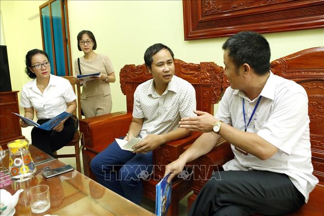 Trong ảnh: Cán bộ Bảo hiểm Xã hội tuyên truyền phát triển đối tượng tham gia Bảo hiểm xã hội tự nguyện tại tỉnh Bắc Ninh. Ảnh: Dương Ngọc - TTXVN