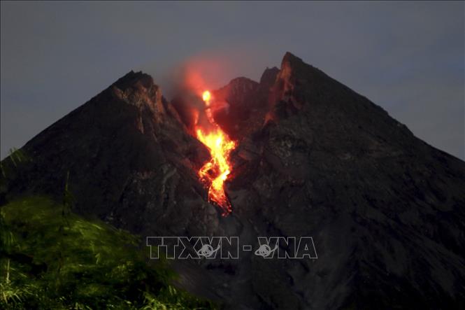 Trong ảnh (tư liệu): Dung nham nóng phun trào từ núi lửa Merapi, nhìn từ Balerante ở Klaten, tỉnh Trung Java, Indonesia, ngày 9/3/2019. Ảnh: THX/ TTXVN