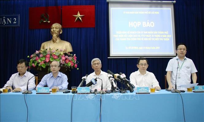 Trong ảnh: Lãnh đạo UBND Thành phố Hồ Chí Minh cùng đại diện các sở ngành Thành phố chủ trì buổi họp báo. Ảnh: Tiến Lực - TTXVN