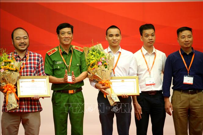 Trong ảnh: Thiếu tướng Đoàn Việt Mạnh, Cục trưởng Cục Cảnh sát PCCC và CNCH Bộ Công an trao giải nhì cho hai nhóm tác giả.
Ảnh: Thành Chung - TTXVN
