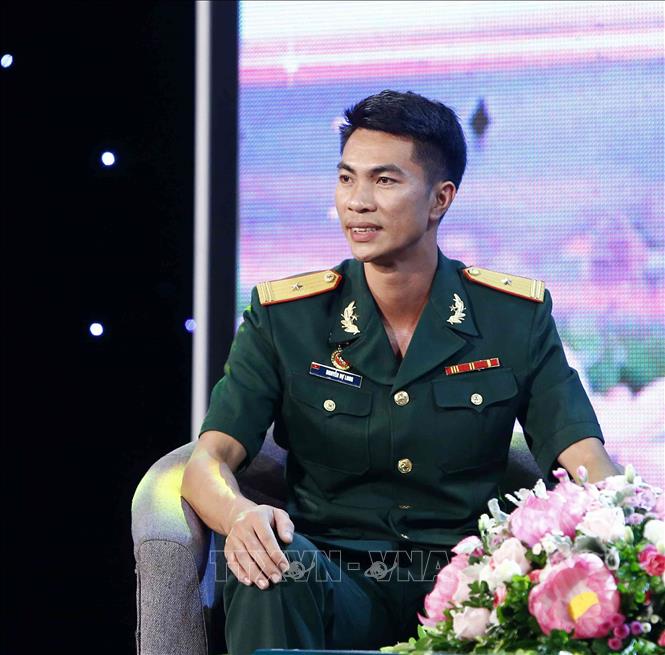 Trong ảnh:  Thiếu tá Nguyễn Dự Long, Đội trưởng Đội tiêu binh danh dự, Đoàn 275, Bộ Tư lệnh Bảo vệ Lăng Chủ tịch Hồ Chí Minh giao lưu tại chương trình. Ảnh: Văn Điệp – TTXVN