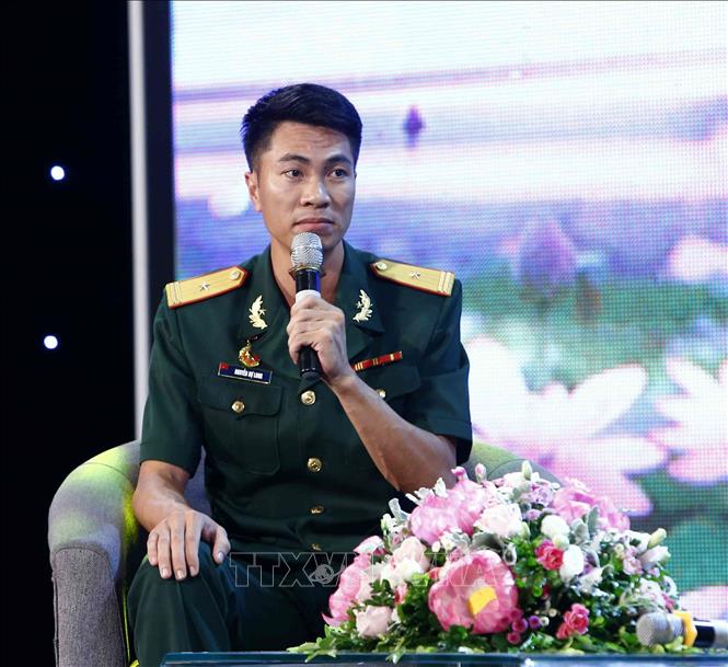 Trong ảnh:  Thiếu tá Nguyễn Dự Long, Đội trưởng Đội tiêu binh danh dự, Đoàn 275, Bộ Tư lệnh Bảo vệ Lăng Chủ tịch Hồ Chí Minh giao lưu tại chương trình. Ảnh: Văn Điệp – TTXVN