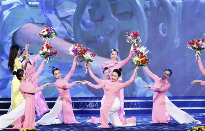 Trong ảnh: Tiết mục biểu diễn văn nghệ tại chương trình. Ảnh: Văn Điệp – TTXVN