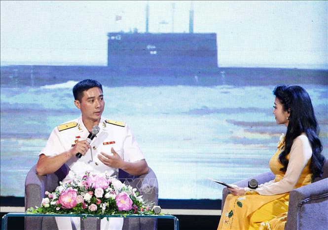 Trong ảnh: Thiếu tá Trần Văn Phương, Phó thuyền trưởng Tàu ngầm 184 Hải Phòng, Lữ đoàn 189, Quân chủng Hải quân giao lưu tại chương trình. Ảnh: Văn Điệp – TTXVN
