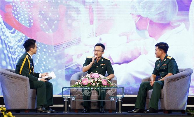 Trong ảnh: Trung tá, Tiến sĩ Hồ Hữu Thọ, Trưởng phòng Công nghệ gen và di truyền tế bào, Viện Nghiên cứu Y Dược học Quân sự, Học viện Quân y giao lưu tại chương trình. Ảnh: Văn Điệp – TTXVN