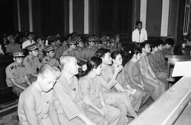 Trong ảnh: 11 bị cáo trong vụ án tổ chức buôn lậu quốc tế qua cửa khẩu sân bay quốc tế Tân Sơn Nhất (TP Hồ Chí Minh), bị lực lượng An ninh kinh tế lập chuyên án triệt phá, đã nhận những bản án thích đáng tại phiên tòa xét xử sơ thẩm, tháng 8/1993. Ảnh: Tứ Hải – TTXVN