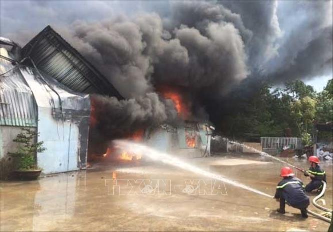 Trong ảnh: Cảnh sát PCCC nỗ lực dập đám cháy lớn tại cơ sở sản xuất của Công ty TNHH Sản xuất – Thương mại Tân Ánh Dương, thị xã An Nhơn, tỉnh Bình Định, ngày 21/5/2018. Ảnh: Quốc Dũng – TTXVN