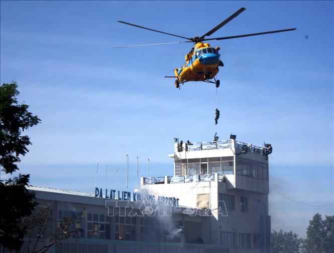 Trong ảnh: Lực lượng cảnh sát đặc nhiệm diễn tập dùng trực thăng xâm nhập đài chỉ huy để giải cứu con tin, đối phó với hành vi can thiệp bất hợp pháp vào hoạt động hàng không dân dụng, sáng 9/12/2012, tại Cảng Hàng không Liên Khương (Lâm Đồng). Ảnh: Nguyễn Dũng - TTXVN