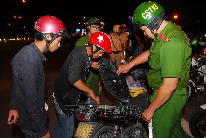  Trong ảnh: Đội CSGT tuần tra phối hợp với Cảnh sát 113, Cảnh sát cơ động tuần tra, kiểm soát trên tuyến đường Phạm Văn Đồng, quận Thủ Đức, TP Hồ Chí Minh, đảm bảo trật tự an toàn giao thông, chống tụ tập đua xe vào ban đêm. Ảnh: Mạnh Linh-TTXVN