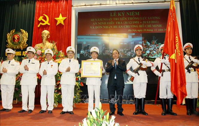 Trong ảnh: Phó Thủ tướng Nguyễn Xuân Phúc đến dự và trao Huân chương Hồ Chí Minh cho Lực lượng An ninh Điều tra (Bộ Công an) tại Lễ kỷ niệm 60 năm Ngày truyền thống Lực lượng An ninh Điều tra (31/12/1951 – 31/12/2011). Ảnh: Doãn Tấn - TTXVN
