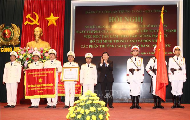 Trong ảnh: Chủ tịch nước Trương Tấn Sang trao tặng Danh hiệu Anh hùng lực lượng vũ trang nhân cho Cục An ninh kinh tế tổng hợp (Tổng Cục an ninh II), ngày 15/1/2014. Ảnh: Doãn Tấn – TTXVN