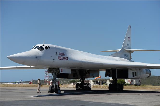Trong ảnh: Máy bay ném bom chiến lược Tupolev Tu-160 của Nga hạ cánh xuống sân bay quốc tế Maiquetia, phía bắc Caracas, Venezuela tháng 12/2018. Ảnh: AFP/TTXVN