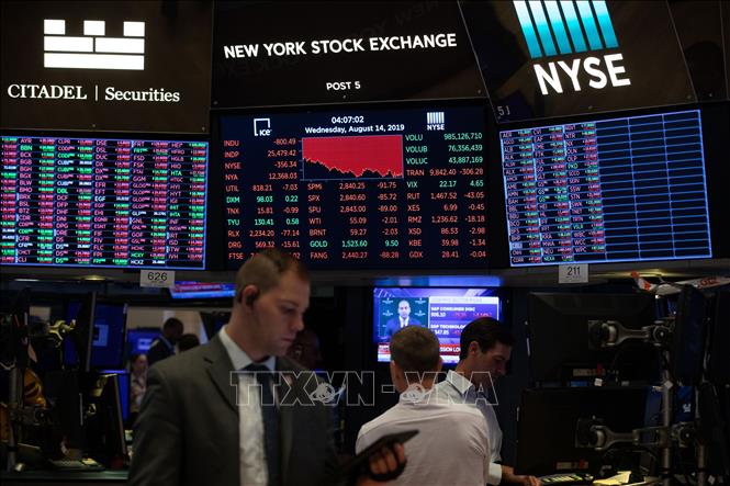 Trong ảnh: Bảng tỉ giá chứng khoán tại Sàn giao dịch chứng khoán New York, Mỹ, ngày 14/8/2019. Ảnh: THX/ TTXVN