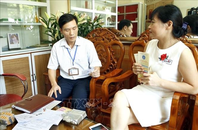Trong ảnh: Cán bộ Bảo hiểm xã hội Bắc Ninh giám sát chi phi khám chữa bệnh của chị N.T.L ở Thuận Thành bị bệnh bạch cầu với chi phí khám chữa bệnh hơn 9 triệu đồng/tháng tiền thuốc, nhưng chỉ chi trả 1,2 triệu đồng nhờ có thẻ BHYT. Ảnh: Dương Ngọc - TTXVN
