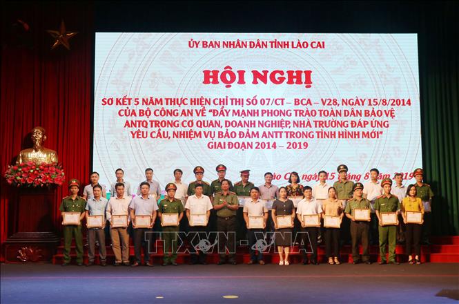 Trong ảnh: Các tổ chức, cá nhân vinh dự nhận Giấy khen của Giám đốc Công an tỉnh Lào Cai vì có nhiều thành tích đảm bảo an ninh trật tự trong giai đoạn 2014 - 2019. Ảnh: Quốc Khánh - TTXVN