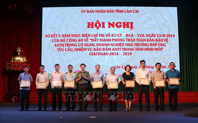 Trong ảnh: Các cá nhận vinh dự nhận Bằng khen của Bộ trưởng Bộ Công an vì có nhiều thành tích đảm bảo an ninh trật tự giai đoạn 2014 - 2019. Ảnh: Quốc Khánh - TTXVN