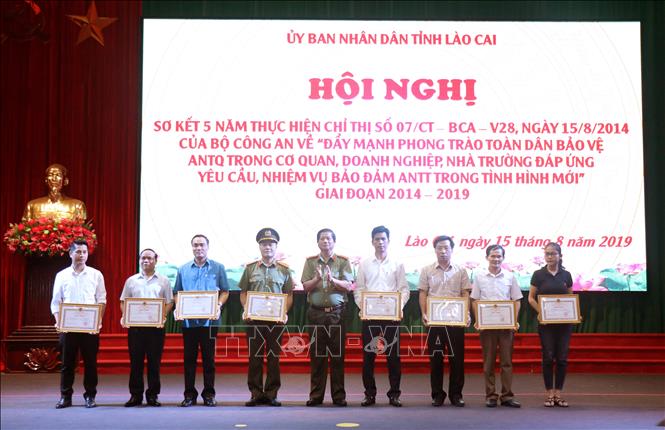 Trong ảnh: Các tổ chức, cá nhân vinh dự nhận Giấy khen của Giám đốc Công an tỉnh Lào Cai vì có nhiều thành tích đảm bảo an ninh trật tự trong giai đoạn 2014 - 2019. Ảnh: Quốc Khánh - TTXVN