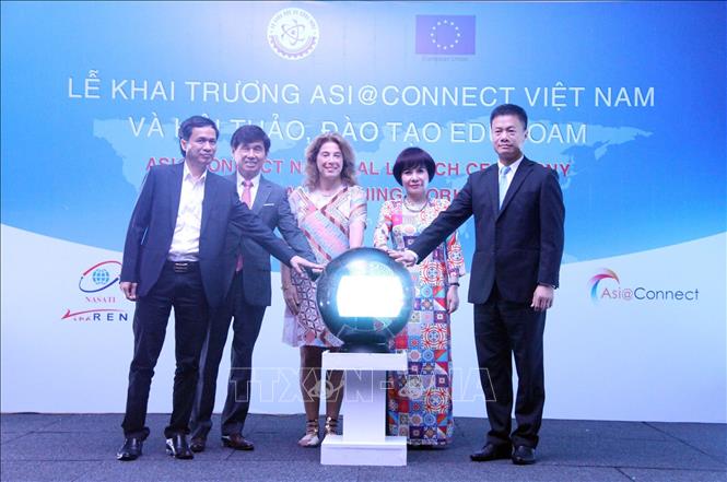 Trong ảnh: Các đại biểu thực hiện nghi thức khai trương dự án Asi@Connect tại Việt Nam. Ảnh: TTXVN phát