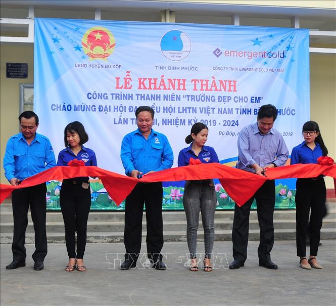 Trong ảnh: Cắt băng khánh thành công trình thanh niên. Ảnh: K GỬIH - TTXVN
