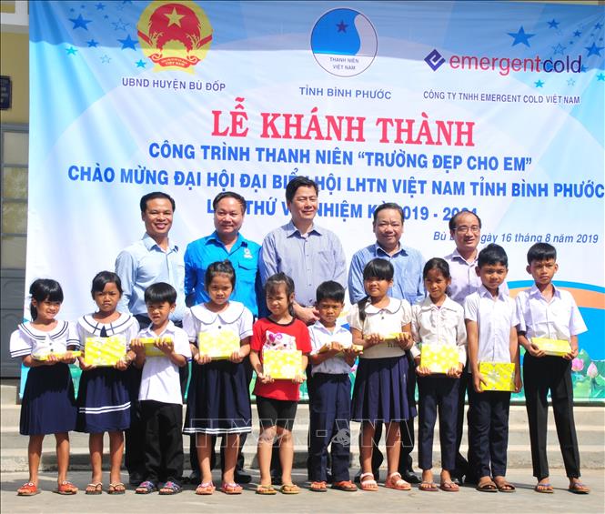 Trong ảnh: Trao vở cho học sinh có hoàn cảnh khó khăn trên địa bàn xã Thiện Hưng. Ảnh: K GỬIH - TTXVN