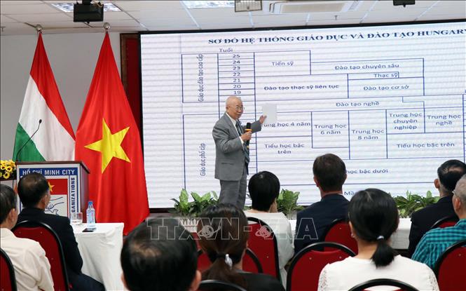 Trong ảnh: Giáo sư, Tiến sỹ Lê Minh Triết, Chủ tịch Hội Hữu nghị Việt Nam-Hungary Thành phố Hồ Chí Minh giới thiệu về hệ thống giáo dục Hungary. Ảnh: Xuân Khu-TTXVN.