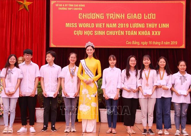 Trong ảnh: Hoa hậu Lương Thùy Linh tặng học bổng cho học sinh Trường THPT Chuyên tỉnh Cao Bằng – nơi cô từng học tập. Ảnh TTXVN phát