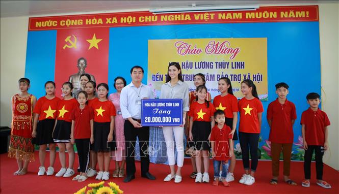 Trong ảnh: Tân hoa hậu tặng quà Trung tâm Bảo trợ xã hội Cao Bằng. Ảnh TTXVN phát