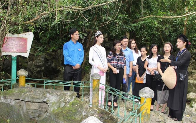 Trong ảnh: Tân hoa hậu thăm Khu du tích quốc gia đặc biệt Pác Bó. Ảnh TTXVN phát