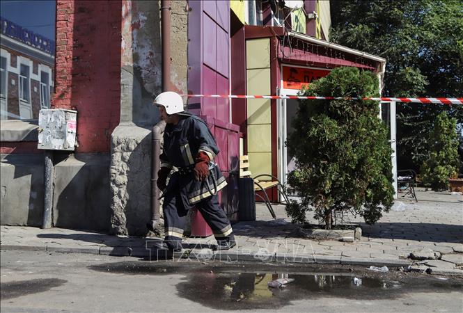 Trong ảnh: Nhân viên cứu hỏa tham gia dập lửa trong vụ cháy khách sạn Tokyo Star ở Odessa , Ukraine ngày 17/8. Ảnh: AFP/TTXVN