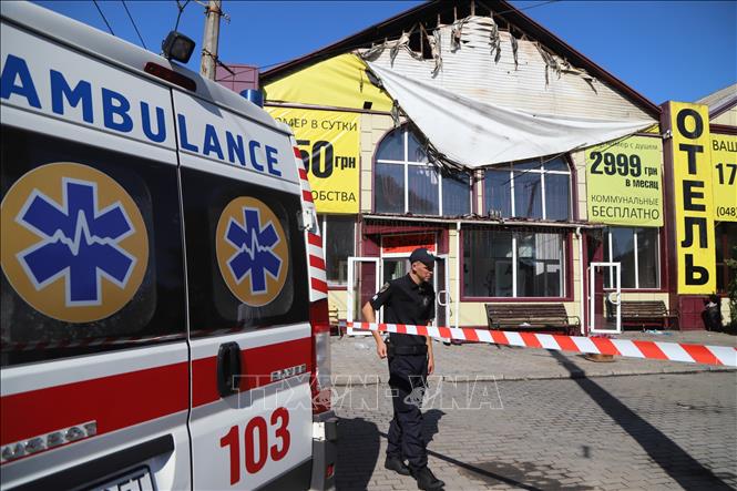 Trong ảnh: Cảnh sát gác trước khách sạn Tokyo Star ở Odessa , Ukraine sau vụ hỏa hoạn ngày 17/8. Ảnh: AFP/TTXVN