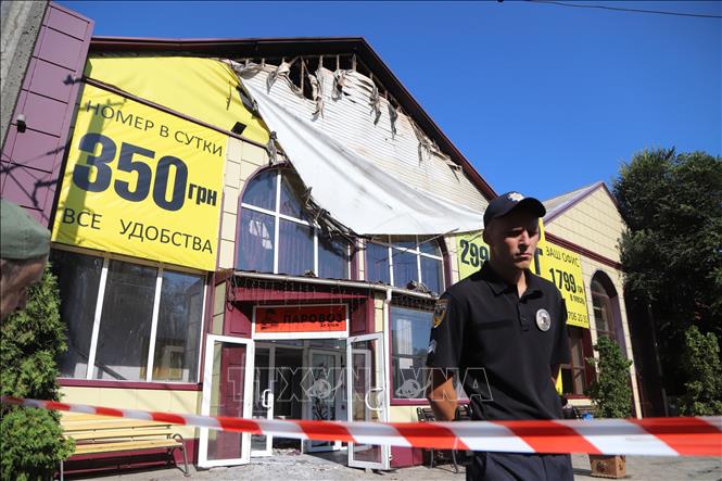 Trong ảnh: Cảnh sát gác trước khách sạn Tokyo Star ở Odessa , Ukraine sau vụ hỏa hoạn ngày 17/8. Ảnh: AFP/TTXVN