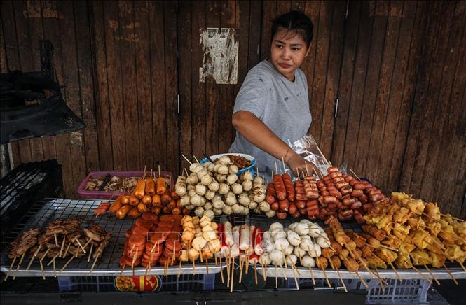 Trong ảnh: Một quầy bán đồ ăn trên phố ở Bangkok, Thái Lan. 