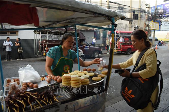 Trong ảnh: Một xe đẩy bán đồ ăn trên đường phố ở Bangkok , Thái Lan. Ảnh: AFP/TTXVN