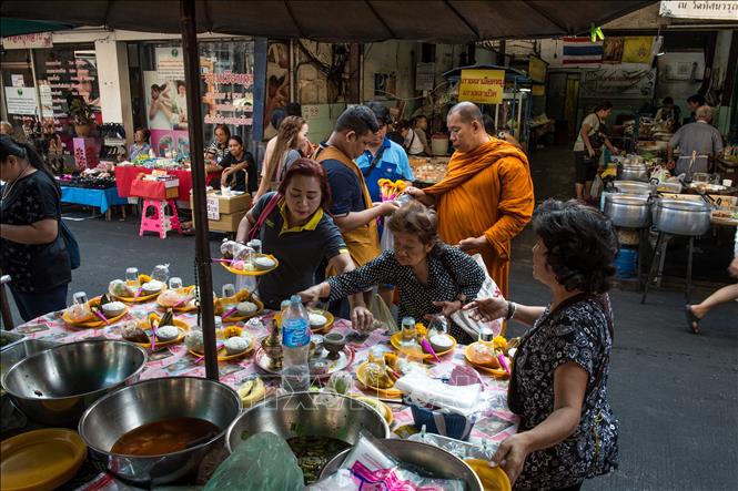 Trong ảnh: Các quầy bán đồ ăn tại một khu chợ ở Bangkok, Thái Lan. Ảnh: AFP/TTXVN
