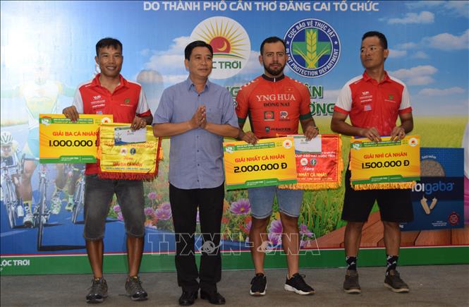 Trong ảnh: Ban Tổ chức trao giải cho các cá nhân xuất sắc nhất sau chặng 5. Ảnh: Chương Đài - TTXVN 