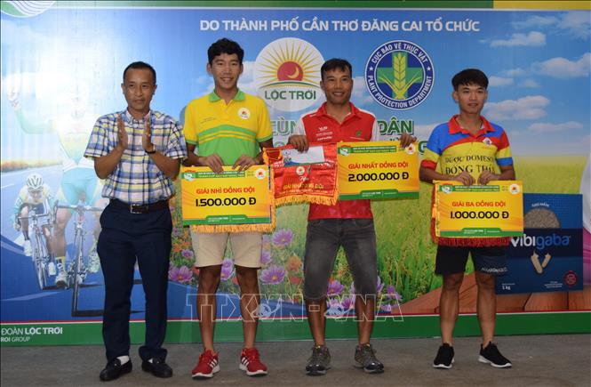 Trong ảnh: Ban Tổ chức trao giải Đồng đội sau chặng 5. Ảnh: Chương Đài - TTXVN 