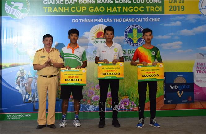 Trong ảnh: Ban Tổ chức trao giải thưởng dọc đường (sprint) khi các cua-rơ thực hiện thành công tại đỉnh cầu Cao Lãnh cho Đặng Văn Bảo Anh (RDCO – Vĩnh Long), Nguyễn Trúc Xinh (Bến Tre) và Nguyễn Hoàng Ngọc Linh (Nhựa Bình Minh - Bình Dương). Ảnh: Chương Đài - TTXVN