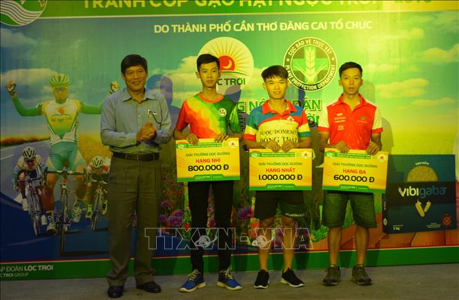 Trong ảnh: Ban Tổ chức trao giải thưởng dọc đường (sprint) khi các cua-rơ thực hiện thành công tại đỉnh cầu Vàm Cống (nối liền Cần Thơ – Đồng Tháp) cho 3 vận động viên xuất sắc nhất là Nguyễn Trần Minh Trí (đội Calytos Đồng Tháp), Phan Tuấn Vũ (Cần Thơ) và Nguyễn Thắng (đội Hồ Chí Minh City – MM Mega Market). Ảnh: Chương Đài - TTXVN