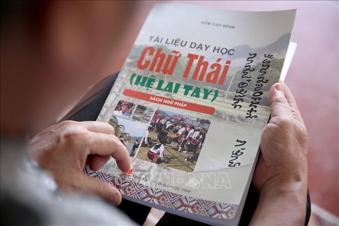 Trong ảnh: Bộ sách dạy học chữ Thái hệ Lai - Tay gồm 5 cuốn theo từng chủ đề của ông Sầm Văn Bình được sử dụng rộng rãi ở các lớp học chữ Thái hiện nay. Ảnh: Bích Huệ - TTXVN